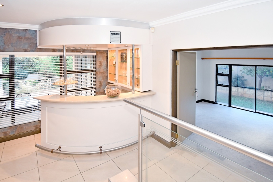 6 Bedroom Property for Sale in Benmore Gardens Gauteng