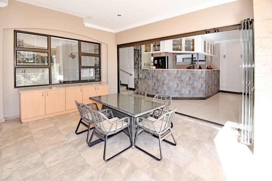 6 Bedroom Property for Sale in Benmore Gardens Gauteng