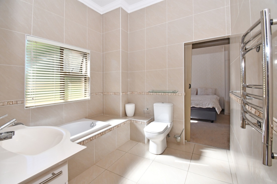 6 Bedroom Property for Sale in Benmore Gardens Gauteng