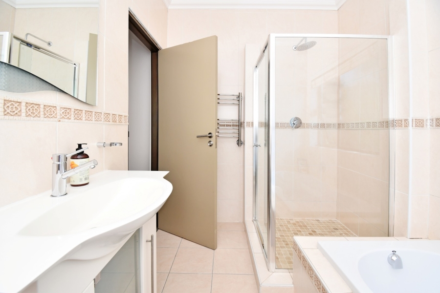 6 Bedroom Property for Sale in Benmore Gardens Gauteng