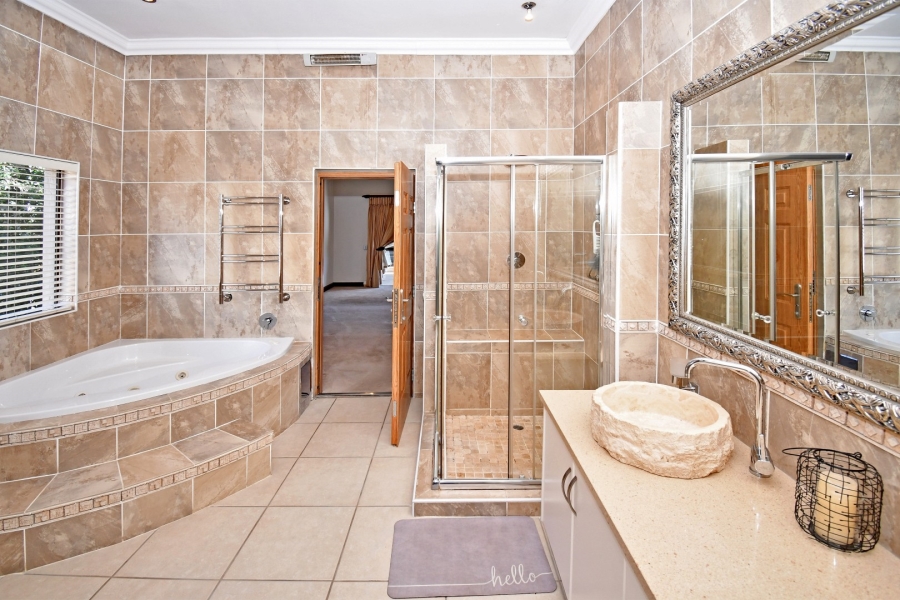 6 Bedroom Property for Sale in Benmore Gardens Gauteng