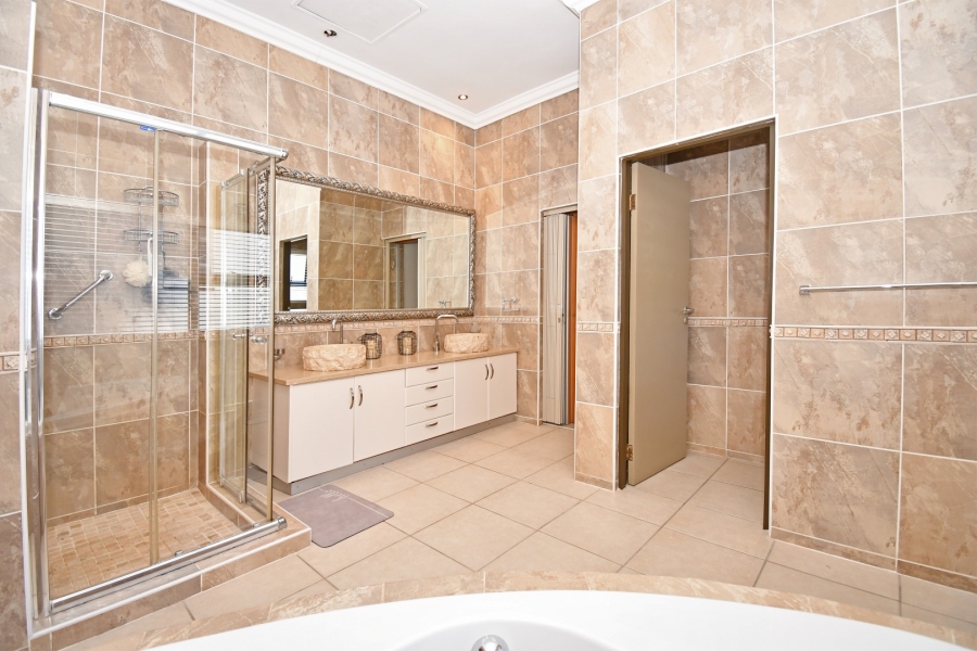 6 Bedroom Property for Sale in Benmore Gardens Gauteng