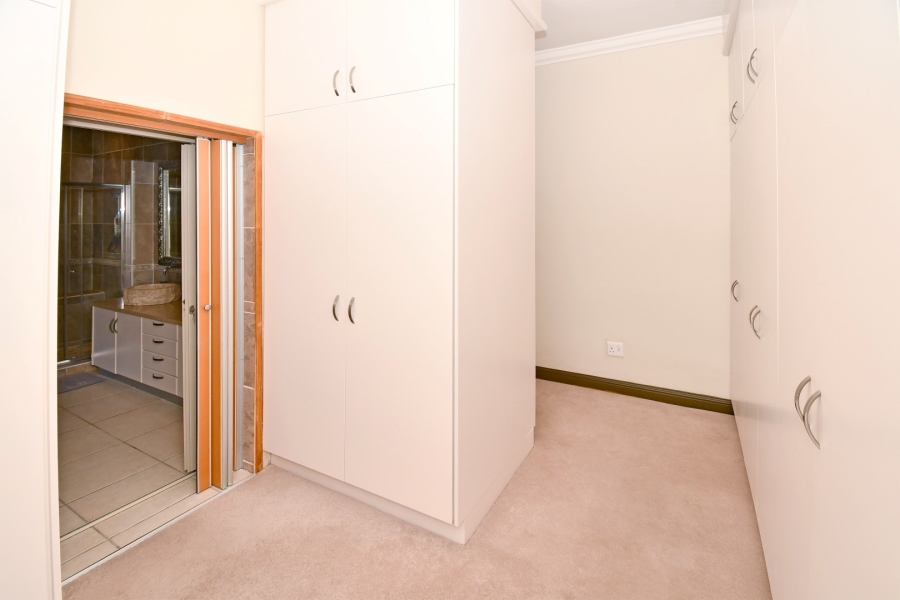 6 Bedroom Property for Sale in Benmore Gardens Gauteng