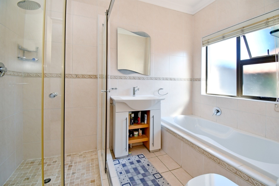 6 Bedroom Property for Sale in Benmore Gardens Gauteng