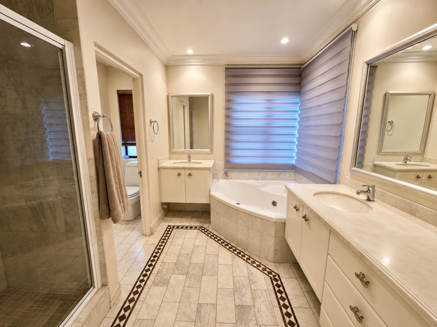6 Bedroom Property for Sale in Benmore Gardens Gauteng