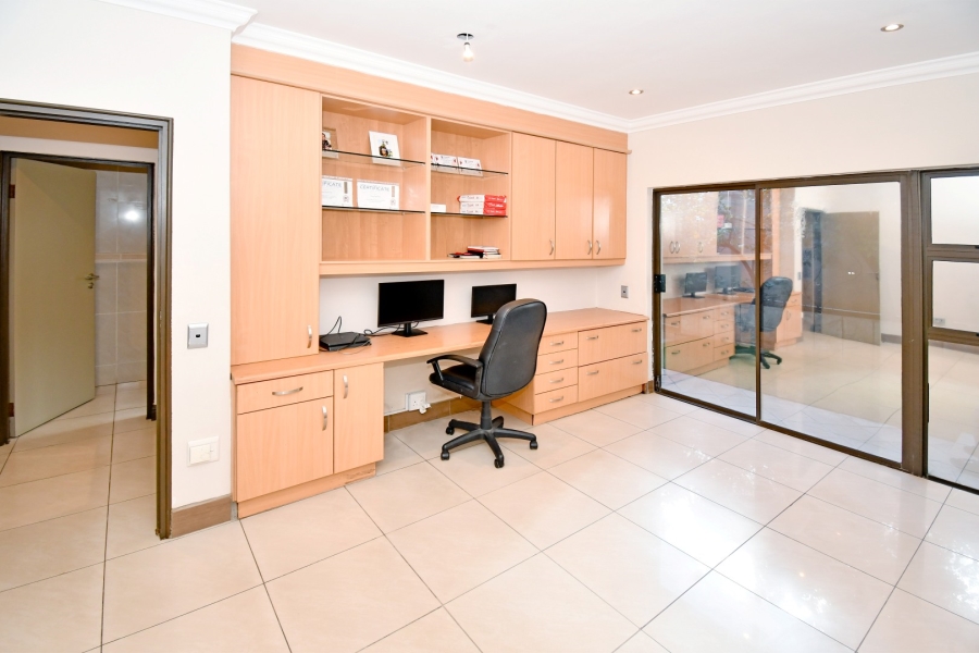 6 Bedroom Property for Sale in Benmore Gardens Gauteng