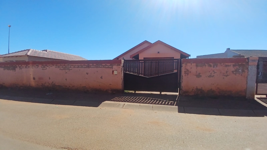 3 Bedroom Property for Sale in Bekkersdal Gauteng