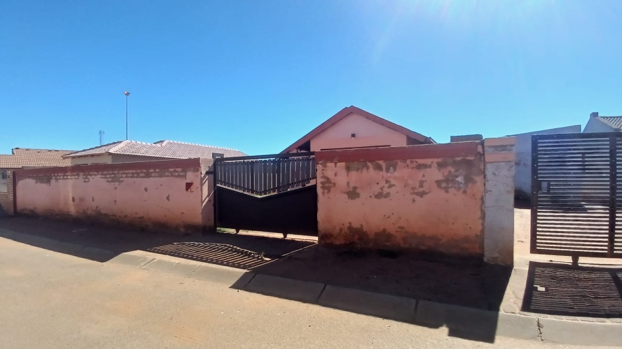3 Bedroom Property for Sale in Bekkersdal Gauteng