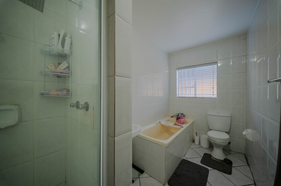 2 Bedroom Property for Sale in Faerie Glen Gauteng
