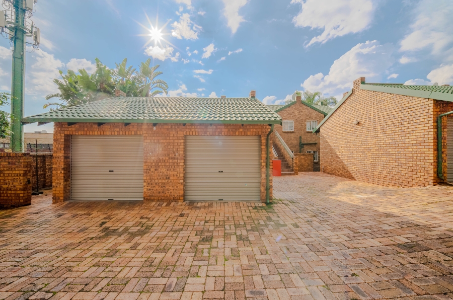 2 Bedroom Property for Sale in Faerie Glen Gauteng
