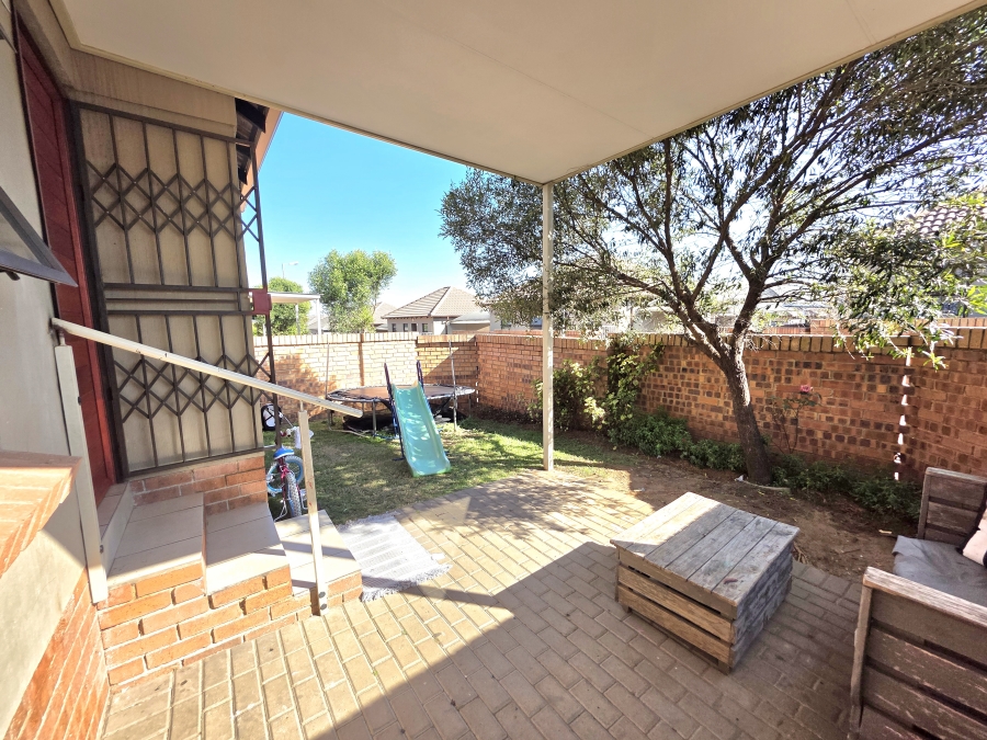 2 Bedroom Property for Sale in The Reeds Gauteng