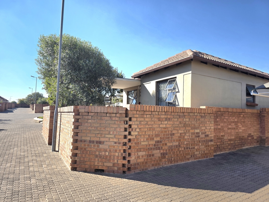 2 Bedroom Property for Sale in The Reeds Gauteng