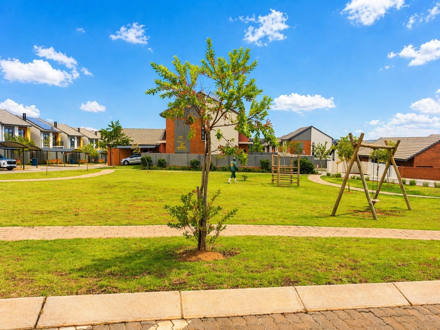 2 Bedroom Property for Sale in Rooihuiskraal North Gauteng