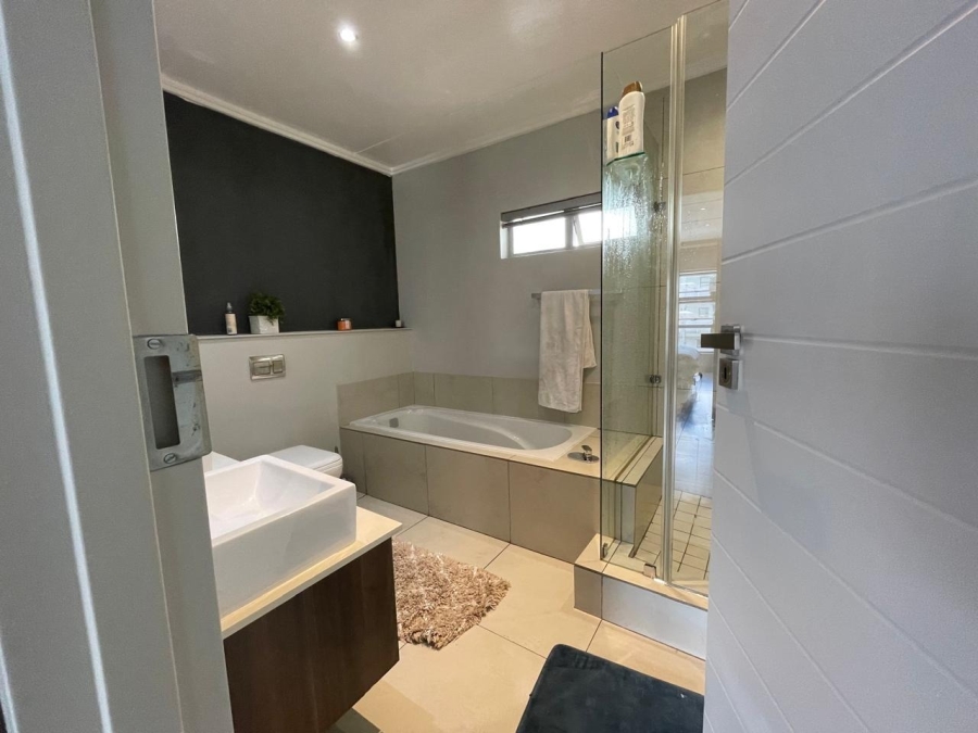 To Let 2 Bedroom Property for Rent in Sandown Gauteng