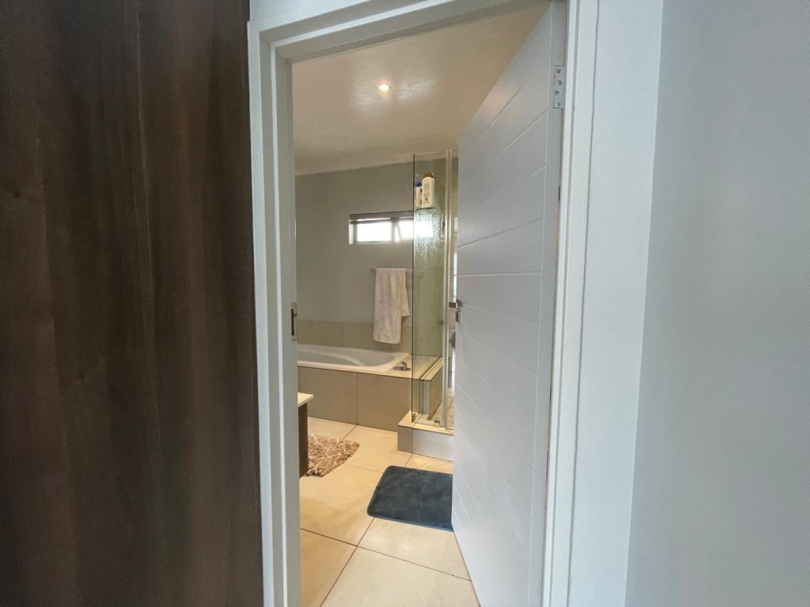 To Let 2 Bedroom Property for Rent in Sandown Gauteng