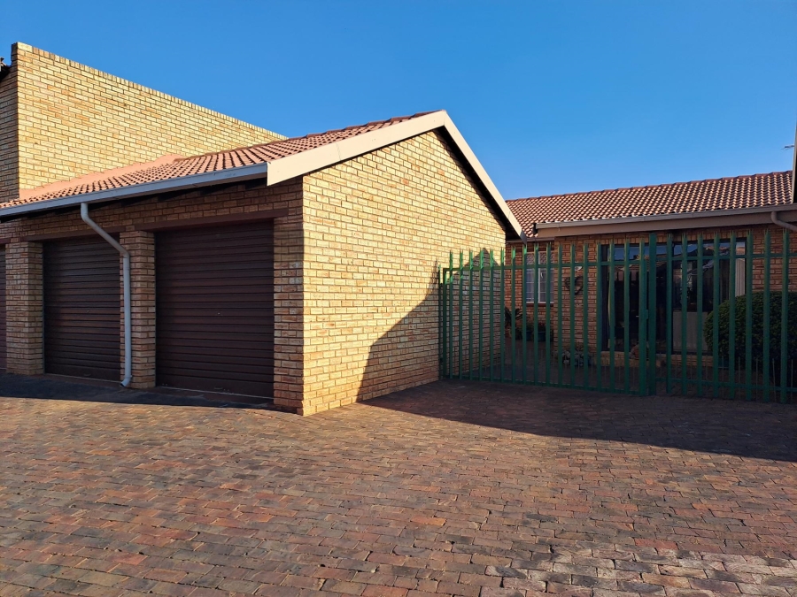 3 Bedroom Property for Sale in Noordheuwel Gauteng
