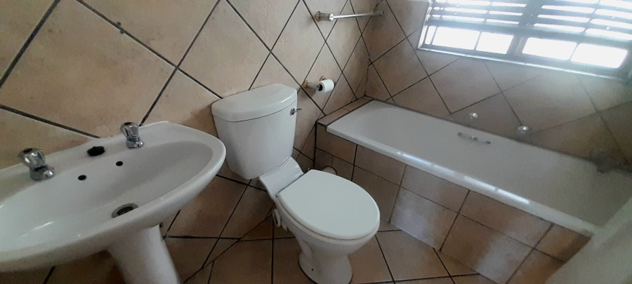 To Let 2 Bedroom Property for Rent in Constantia Kloof Gauteng