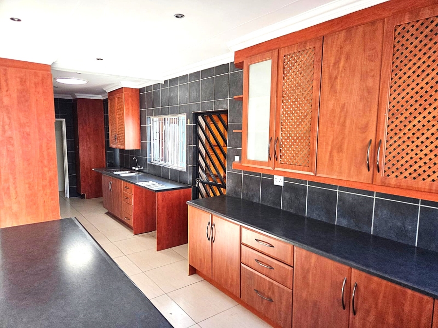 4 Bedroom Property for Sale in Garsfontein Gauteng