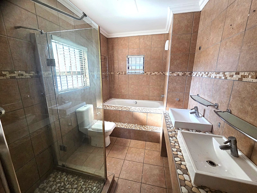 4 Bedroom Property for Sale in Garsfontein Gauteng