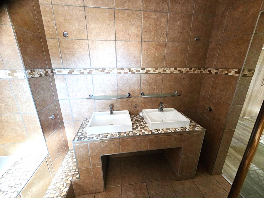 4 Bedroom Property for Sale in Garsfontein Gauteng