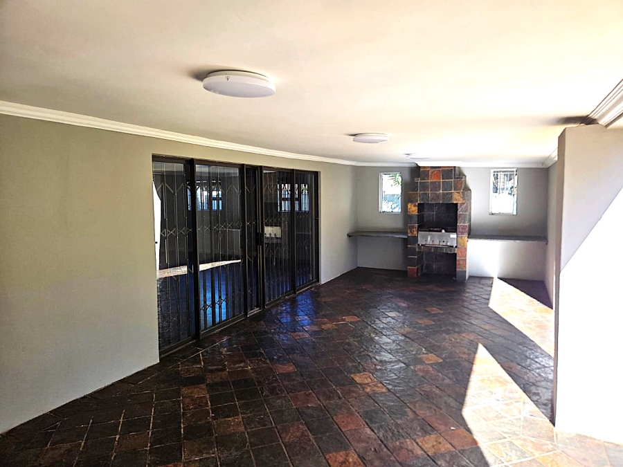 4 Bedroom Property for Sale in Garsfontein Gauteng