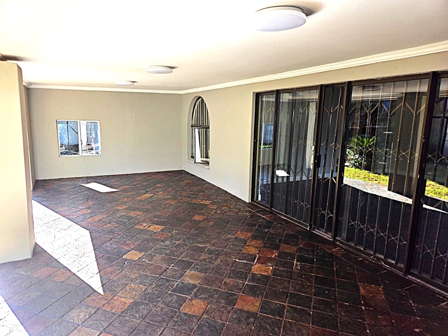 4 Bedroom Property for Sale in Garsfontein Gauteng