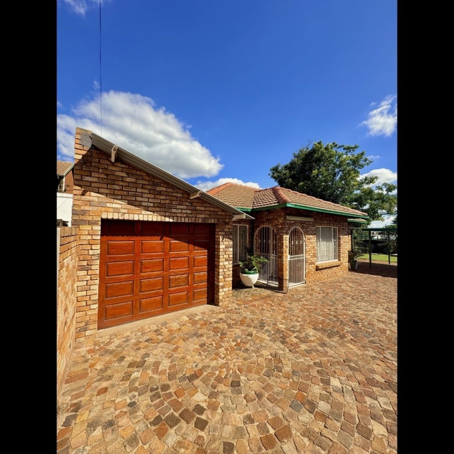 5 Bedroom Property for Sale in Christoburg Gauteng