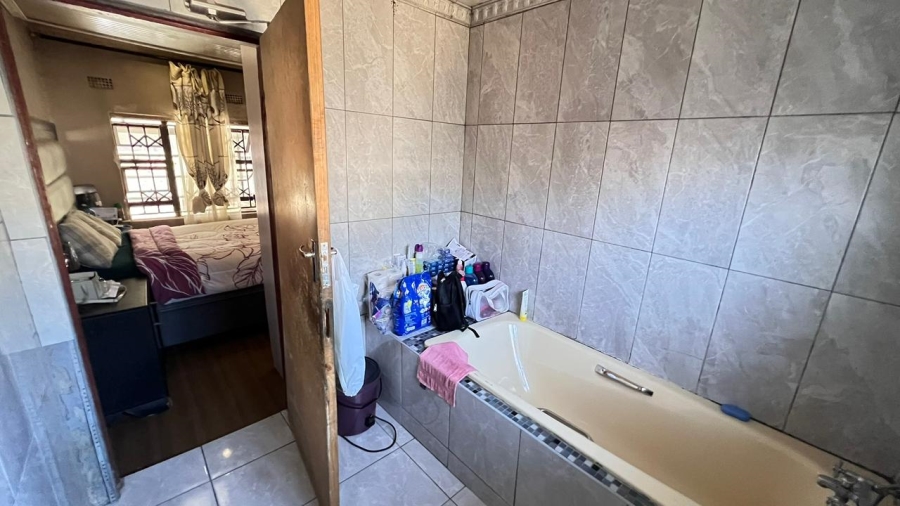 2 Bedroom Property for Sale in Etwatwa Gauteng
