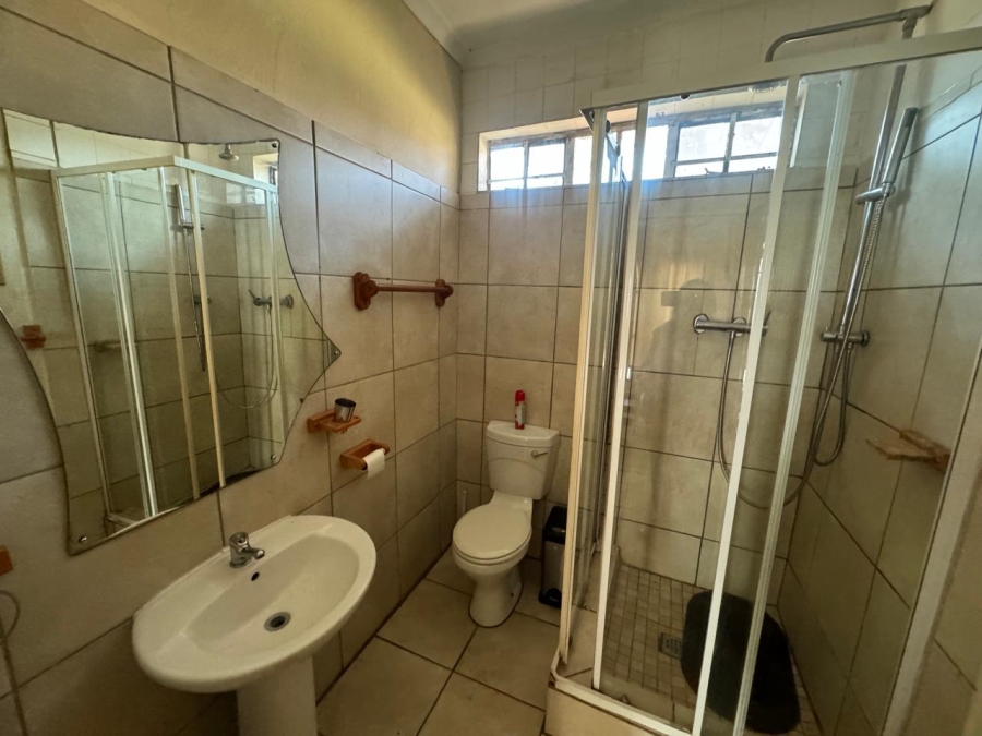 6 Bedroom Property for Sale in Klippoortje Gauteng