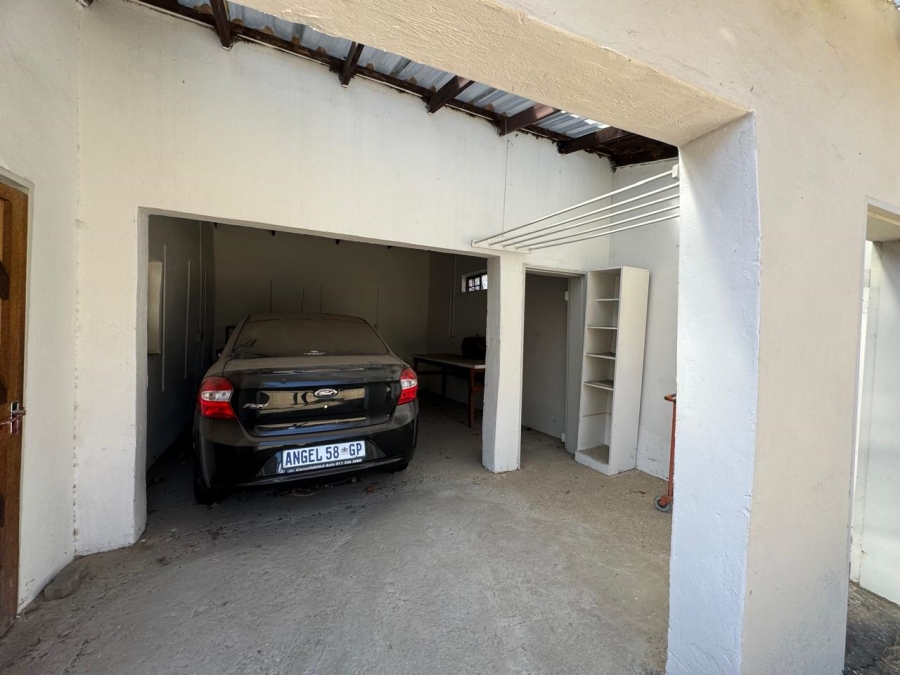 6 Bedroom Property for Sale in Klippoortje Gauteng