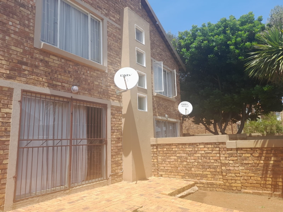 To Let 2 Bedroom Property for Rent in Heuwelsig Estate Gauteng