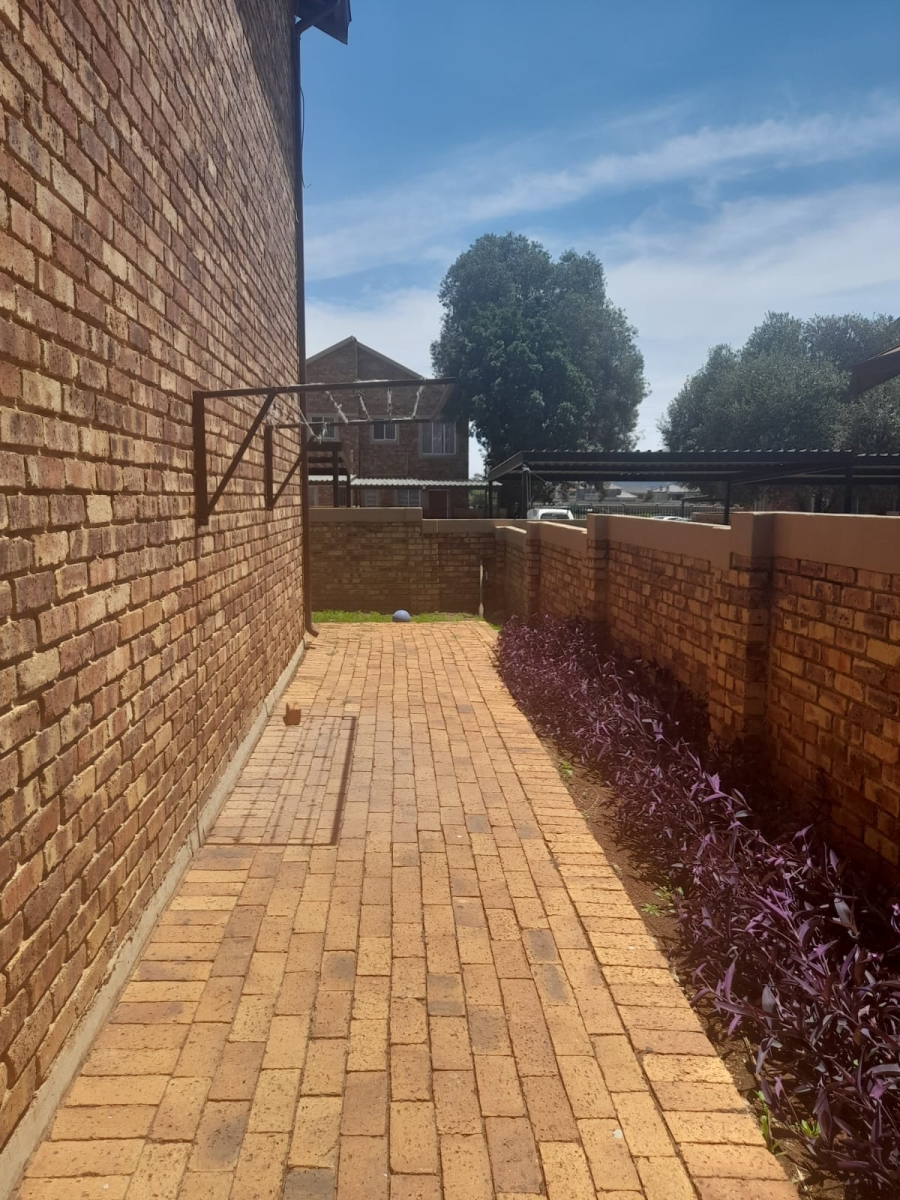 To Let 2 Bedroom Property for Rent in Heuwelsig Estate Gauteng