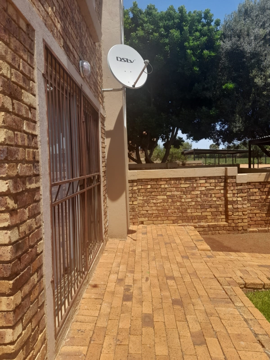 To Let 2 Bedroom Property for Rent in Heuwelsig Estate Gauteng