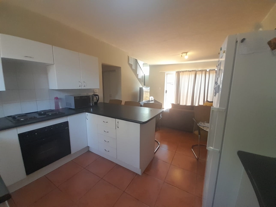To Let 2 Bedroom Property for Rent in Heuwelsig Estate Gauteng