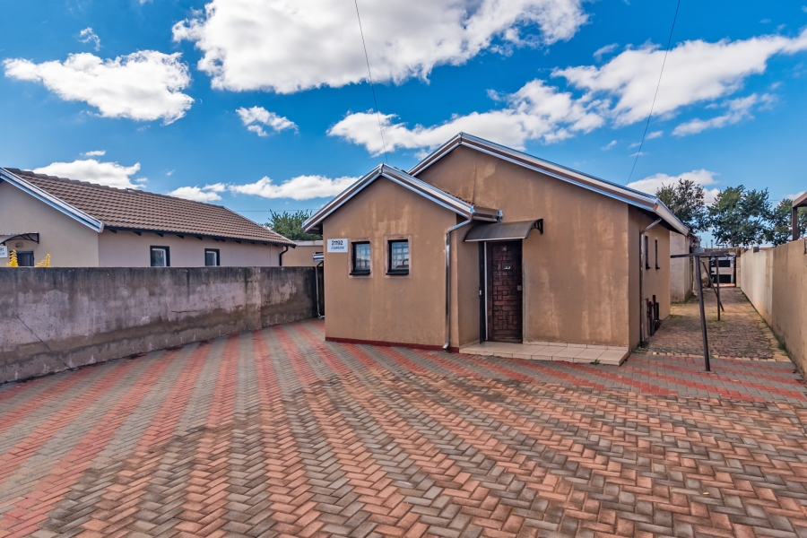 8 Bedroom Property for Sale in Protea Glen Gauteng