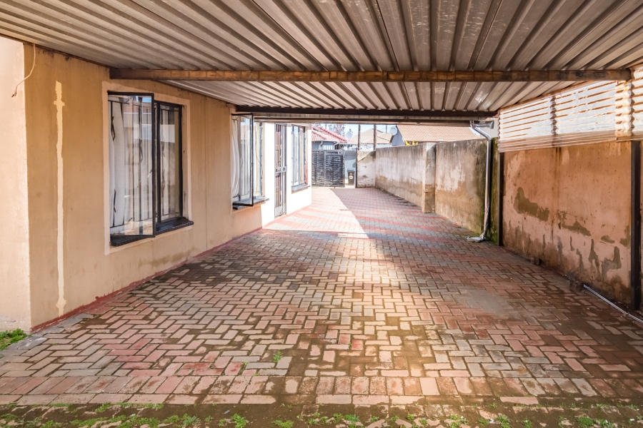 8 Bedroom Property for Sale in Protea Glen Gauteng