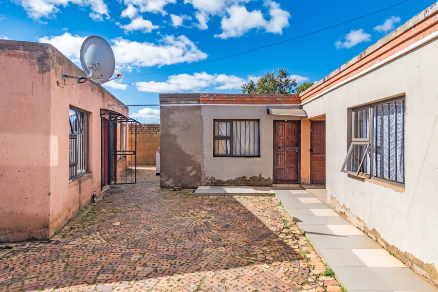 8 Bedroom Property for Sale in Protea Glen Gauteng