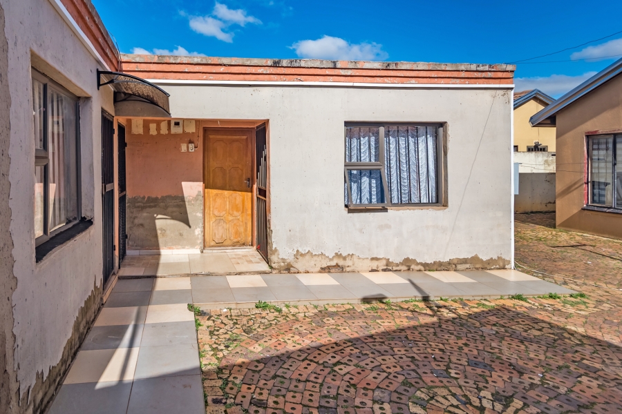 8 Bedroom Property for Sale in Protea Glen Gauteng