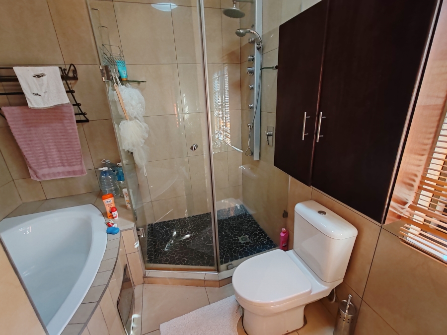 4 Bedroom Property for Sale in Hartebeeshoek Gauteng