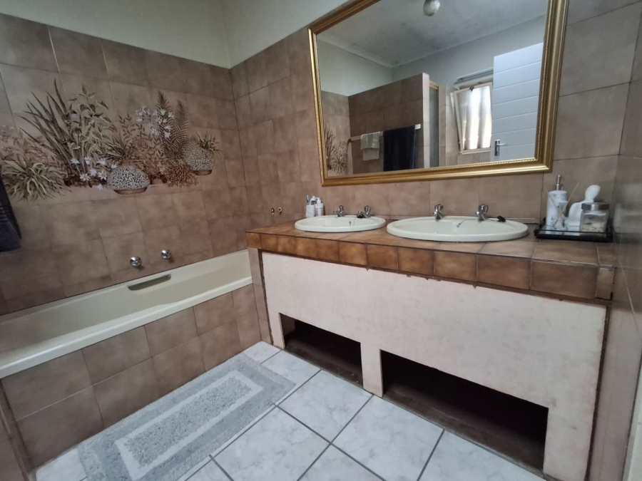 4 Bedroom Property for Sale in Theresa Park Gauteng