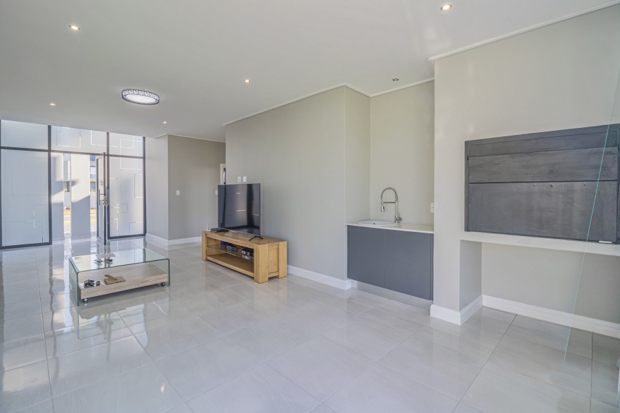 To Let 4 Bedroom Property for Rent in Midstream Heights Gauteng