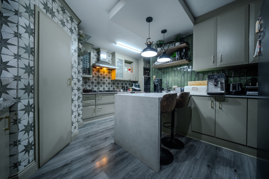 4 Bedroom Property for Sale in Faerie Glen Gauteng
