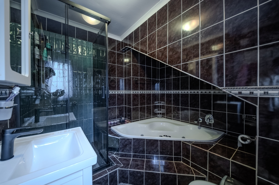 4 Bedroom Property for Sale in Faerie Glen Gauteng