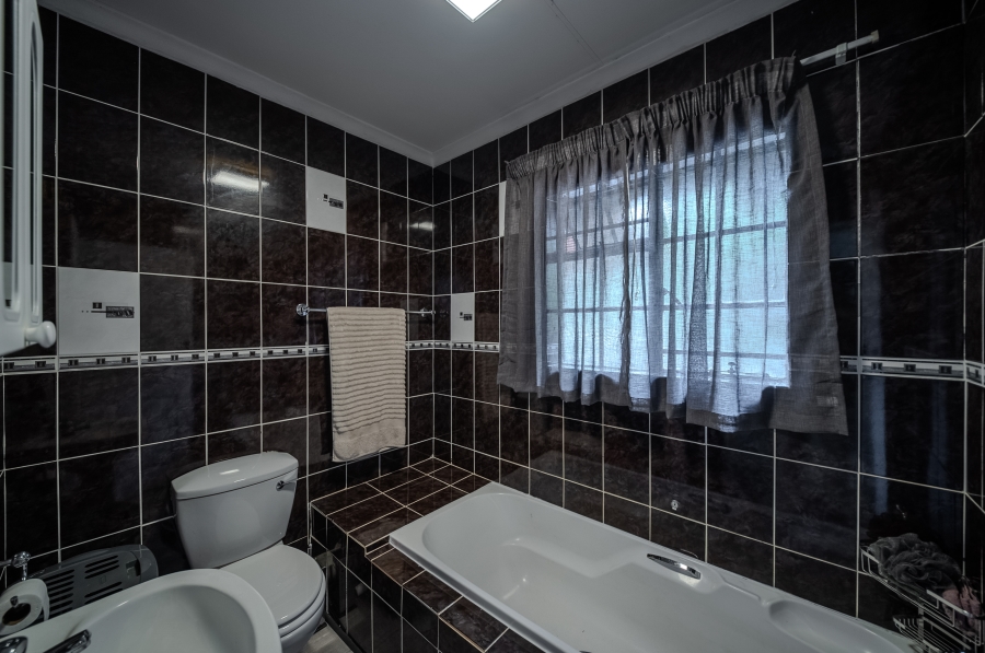 4 Bedroom Property for Sale in Faerie Glen Gauteng