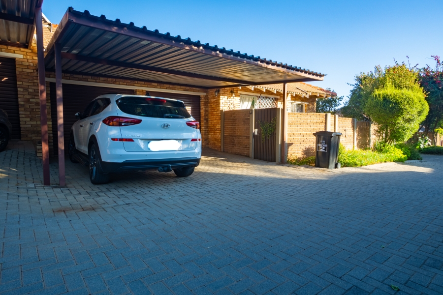 2 Bedroom Property for Sale in Honeydew Ridge Gauteng