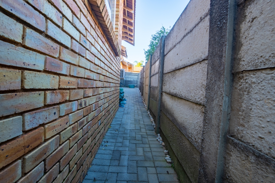 2 Bedroom Property for Sale in Honeydew Ridge Gauteng