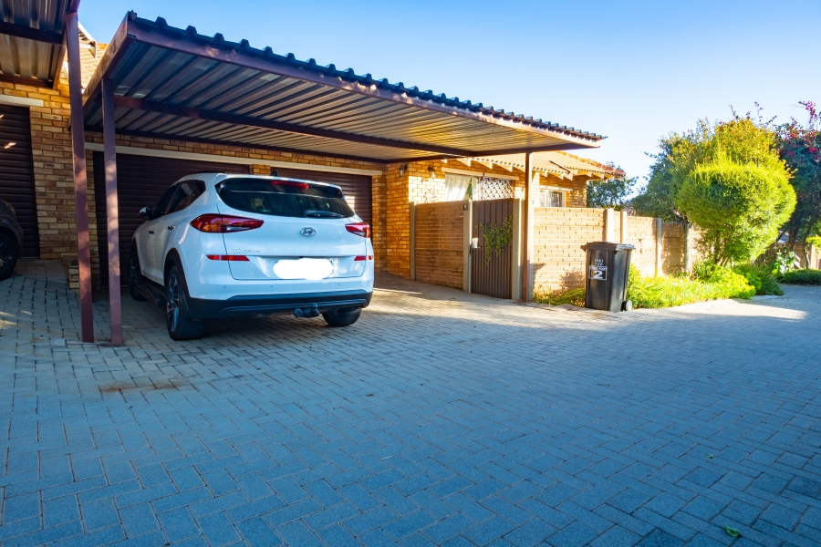 2 Bedroom Property for Sale in Honeydew Ridge Gauteng