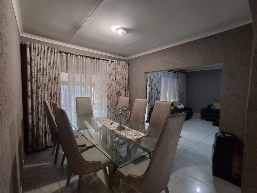5 Bedroom Property for Sale in Theresa Park Gauteng