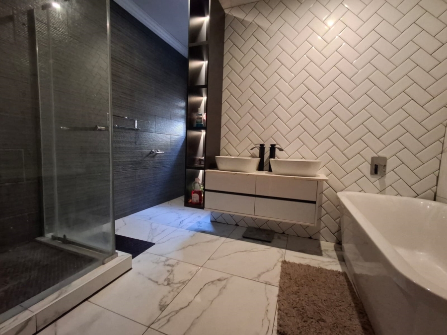 5 Bedroom Property for Sale in Theresa Park Gauteng