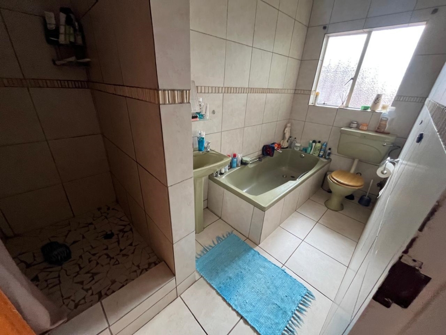 4 Bedroom Property for Sale in Mulbarton Gauteng